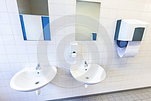 Toilette uomini lavandini un specchi 