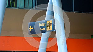 Toilet signboards are installed at the airport to make it easier for prospective passengers who need a toilet.