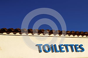 Toilettes Sign under blue sky photo
