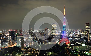 Tokio věž podle noc 