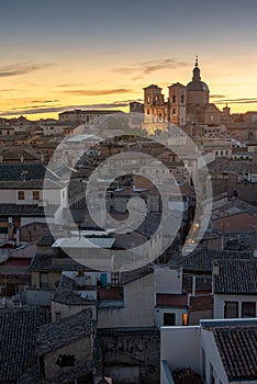 Es un antiguo la ciudad colocar sobre el colina más alto llanuras de en. la de región 