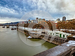 Tom McCall Waterfront Park and Willamette river