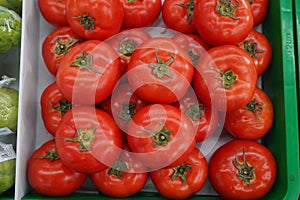 Tomat merah latar belakang. Sekelompok tomat