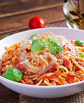 tomato and basil spaguetti photo