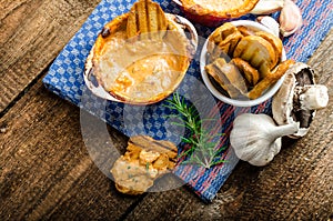 Tomato and cheese dip baked with crispy garlic toast