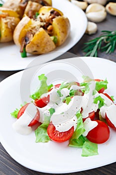 Tomato and lattuce salad
