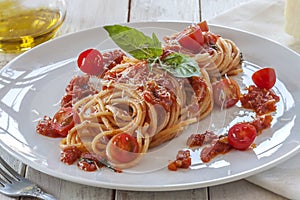 Tomato pasta with basil