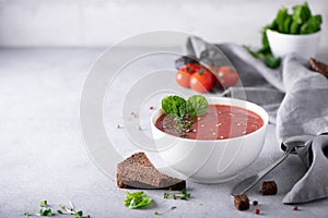 tomato puree soup with spinach