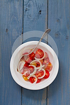 Tomato salad with onion in bowl