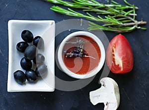 Tomato sauce with dry basil and black olives.