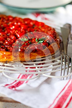 Tomato tarte tatin.style rustic.