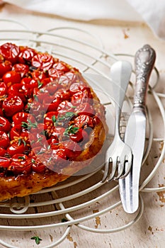 Tomato tarte tatin.style rustic.