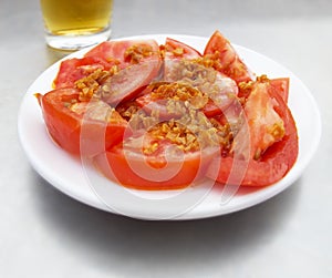 Tomatoes with garlic tapa. Tapa de tomate al ajillo