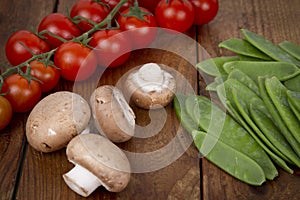 Tomatoes, mushrooms and snow peas