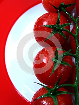 tomatoes on red plate