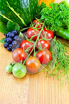 Tomates a verduras sobre el lámina 