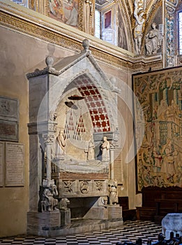 The tomb of the cardinal Guglielmo Longhi