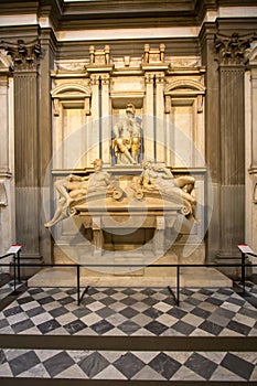 Tomb of Lorenzo II de Medici and below lying on the sarcophagus