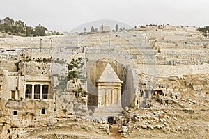 Tombs Hezir and Zechariah in the Kidron Valley .