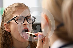 Tonsillitis colds and flu in children with sore throat