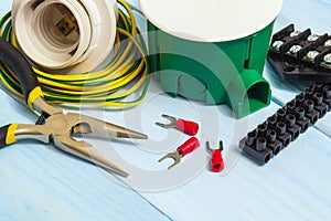 Werkzeug a zubehör gebraucht elektrisch oder fix auf der Blau hölzern werkstatt tisch 