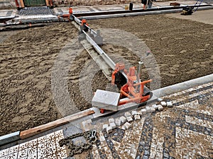 tool for laying interlocking paving. Continuously adjustable consisting of