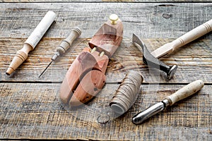 Herramientas arreglar calzado. de madera último martillo, un cuchillo hilo sobre el de madera 