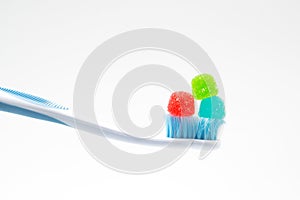 Cepillo de dientes con dulces, concepto de salud y cuidado dental. photo