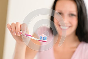 Pasta dental sobre el cepillo de dientes limpieza dental 