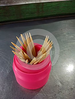 Toothpicks are made from bamboo which is sliced ??into small pieces manually using a knife