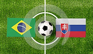 Pohľad zhora na loptu s vlajkami Brazílie vs. Slovensko na zelenom futbalovom ihrisku