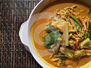 TOP VIEW IMAGE OF CURRY NOODLES ON THE WHITE BOWL