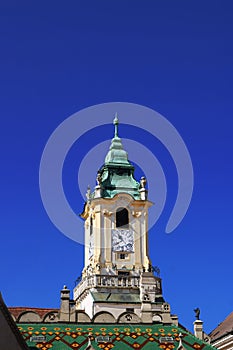 Pohľad zhora na hodinovú vežu starej radnice, Bratislava, Slovensko