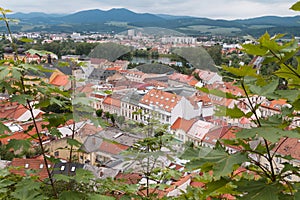 Pohľad zhora na strechy a ulice mesta Trenčín na S
