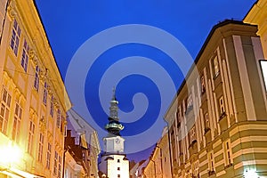 Pohľad zhora na Michalskú bránu a susedné domy večer v Bratislave