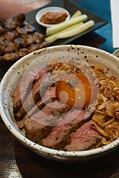 top view of slice beef bowl rice