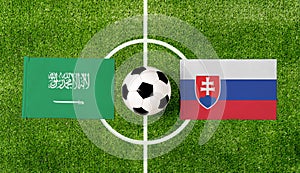 Pohľad zhora na futbalovú loptu s vlajkami Saudskej Arábie vs. Slovensko na zelenom futbalovom ihrisku