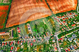 Pohľad zhora na dedinu a poľnohospodársku oblasť pri Bratislave