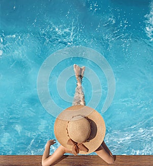 Top view of woman in straw hat relaxing in swimming pool at luxury villa resort. Summer holiday idyllic background. Vacations Con photo