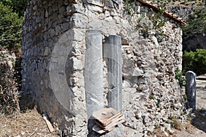 Torca - Colonne nella muratura dell\'Eremo di San Pietro presso il Fiordo di Crapolla photo