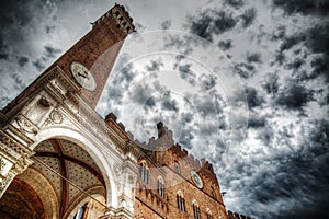 Torre del Mangia under a cloudy sky