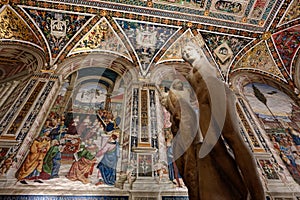 Statue fresco painting Piccolomini Library, Duomo, Cathedral, Siena, Tuscany, Toscana, Italy, Italia