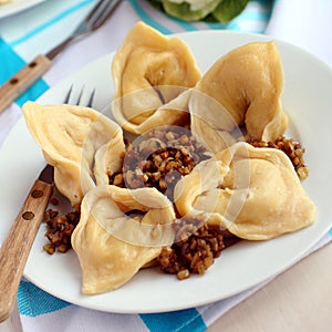 Tortelloni pasta dish with potatoes and mushrooms