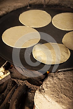 Tortillas a mano en el Comal