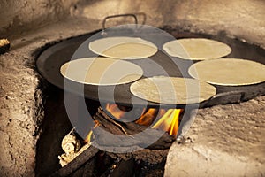 Tortillas a mano en el Fogon