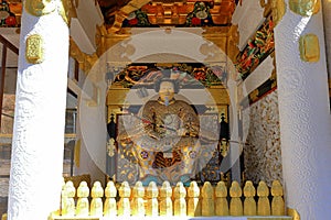 Toshogu Shrine ( 17th-century shrine honoring the first shogun and featuring colorful buildings)