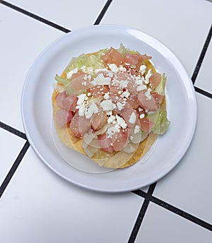 tostada mexicana de pata de res, tradicional mexicana food photo