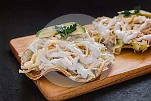 Tostadas mexicanas de pollo mexican food in mexico