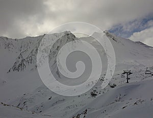 A total scenery from mountain peaks and a chairlift