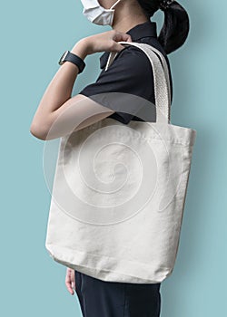 Tote bag mockup with canvas white cotton fabric cloth for eco shopping handbag mock up blank template on shoulder of girl